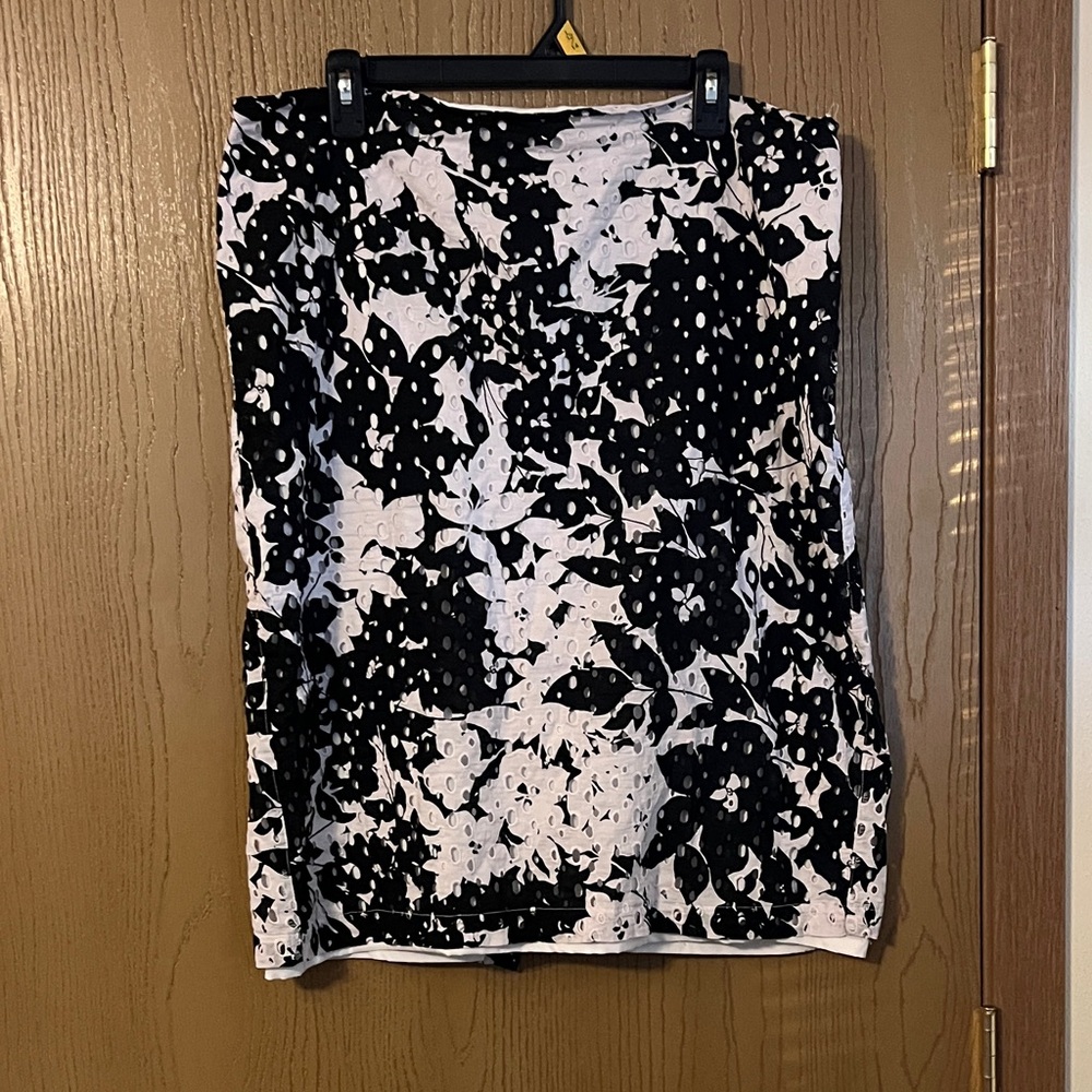 New York & Company Black and White Patterned eyelet lined Pencil Skirt